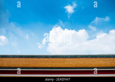 Thai Tempeldach mit blauem Himmel Hintergrund. Stockfoto