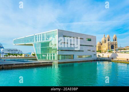 Villa Méditerranée und Cathedral la Major in Marseille, Frankreich Stockfoto