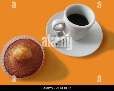 Frisch zubereitete hausgemachte Muffins mit einer Tasse Kaffee Stockfoto
