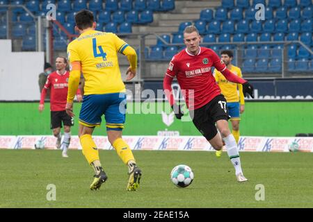 Von links nach rechts Jannis NIKOLAOU (BS) und Marvin DUKSCH (H), Action, Duelle, Fußball 2nd Bundesliga, Spieltag 20th, Eintracht Braunschweig (Braunschweig) - Hannover 96 (H) 1: 2, am 02/06/2021 im Eintracht-Stadion Braunschweig. Weltweite Nutzung Stockfoto