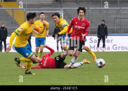 Von links nach rechts Jannis NIKOLAOU (BS), sei MUROYA (H), Don-Won JI (BS) und Genki HARAGUCHI (H), Action, Duelle, Fußball 2nd Bundesliga, 20th Spieltag, Eintracht Braunschweig (Braunschweig) - Hannover 96 (H) 1: 2, am 6th. Februar 2021 im Eintracht-Stadion Braunschweig/Deutschland. Weltweite Nutzung Stockfoto