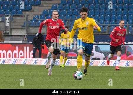 Von links nach rechts Marvin DUKSCH (H) und Jannis NIKOLAOU (BS), Action, Duelle, Fußball 2nd Bundesliga, Spieltag 20th, Eintracht Braunschweig (Braunschweig) - Hannover 96 (H) 1: 2, am 02/06/2021 im Eintracht-Stadion Braunschweig. Weltweite Nutzung Stockfoto