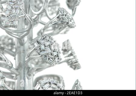 Silber Ringe mit CZ Baguette Form auf Gießbaum, isoliert weißen Hintergrund. Stockfoto