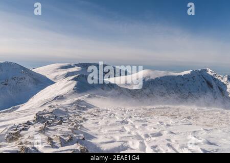 Verschneite Winter Berggipfel im Cumbrian Lake District Fjells Stockfoto