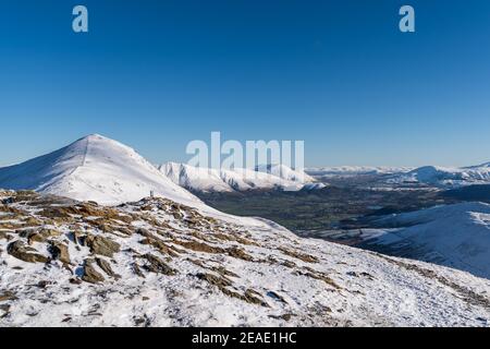 Verschneite Winter Berggipfel im Cumbrian Lake District Fjells Stockfoto