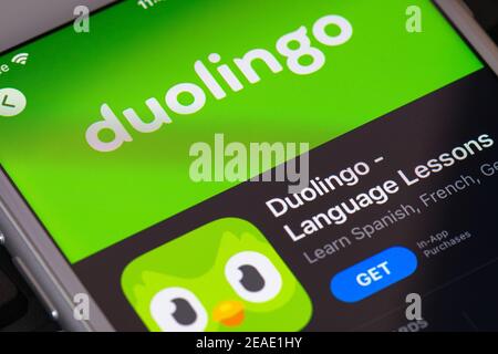 Guilherand-Granges, Frankreich - 08. Februar 2021. Smartphone mit Duolingo Logo. Amerikanische Sprachlernwebsite und mobile App. Stockfoto