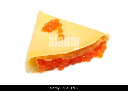 Crepe mit rotem Kaviar isoliert auf weißem Hintergrund Stockfoto