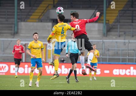 Von links nach rechts Jannis NIKOLAOU (BS) und Hendrik WEYDANDT (H), Action, Duelle, Kopfball, Kopfball-Duell, Fußball 2nd Bundesliga, Spieltag 20th, Eintracht Braunschweig (Braunschweig) - Hannover 96 (H) 1: 2, am 6. Februar 2021 im Eintracht-Stadion Braunschweig. Weltweite Nutzung Stockfoto