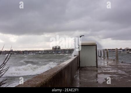 Kiel 8,2.2021- Sturmtief Tristan sorgt in der Kieler Förde für Hochwasser, Wellen und Gischt in der Kieler Förde. Impressionen aus Strande, Schilksee Stockfoto