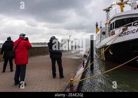 Kiel 8,2.2021- Sturmtief Tristan sorgt in der Kieler Förde für Hochwasser, Wellen und Gischt in der Kieler Förde. Impressionen aus Strande, Schilksee Stockfoto