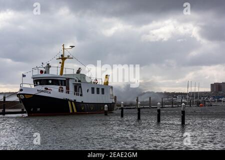 Kiel 8,2.2021- Sturmtief Tristan sorgt in der Kieler Förde für Hochwasser, Wellen und Gischt in der Kieler Förde. Impressionen aus Strande, Schilksee Stockfoto