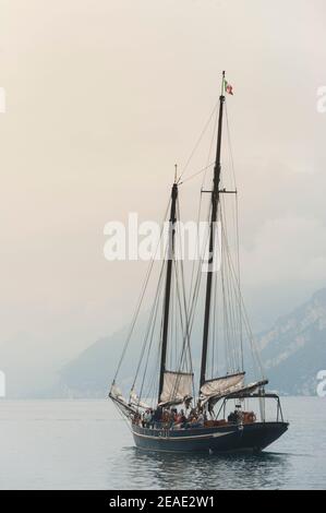 Yacht am Gardasee, Italien. Stockfoto