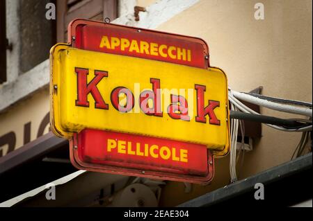 Kodak Schild vor einem Geschäft in Malcesine, Gardasee, Italien. Stockfoto