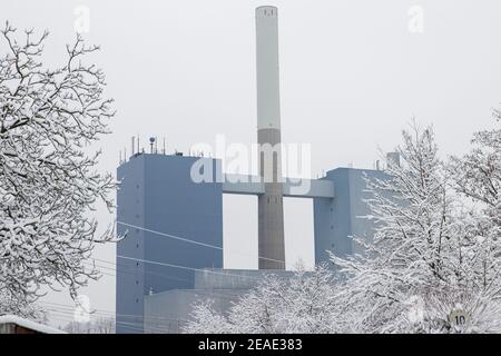 Nürnberg, Deutschland. Februar 2021, 09th. Außenansicht des Großkraftwerks im Nürnberger Stadtteil Gerbersdorf am Morgen nach einem Brand. Das Feuer sei am Montagabend, 08.02.2021, im Erdgeschoss des Kraftwerksblocks I des Betreibers Uniper ausgebrochen und habe sich laut Feuerwehr auf 80 Meter Höhe ausgebreitet. Aufgrund eines Brandes in einem Großkraftwerk in Nürnberg hat die Stadt den Ausnahmezustand ausgerufen. Quelle: Daniel Karmann/dpa/Alamy Live News Stockfoto