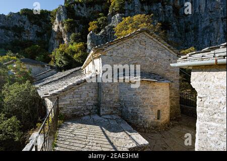 Blick auf das historische Kloster Agia Paraskevi in Monodendri, Griechenland Stockfoto