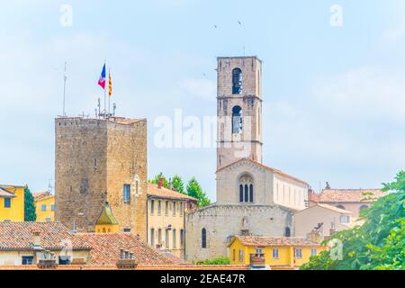 Luftaufnahme von Grasse dominiert von der Kathedrale und Rathaus, frankreich Stockfoto