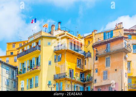 Bunte Fassaden von Häusern in Grasse, Frankreich Stockfoto