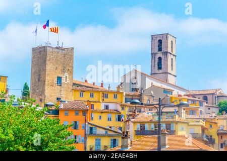 Luftaufnahme von Grasse dominiert von der Kathedrale und Rathaus, frankreich Stockfoto