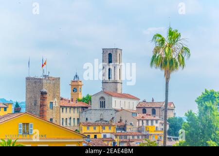 Luftaufnahme von Grasse dominiert von der Kathedrale und Rathaus, frankreich Stockfoto