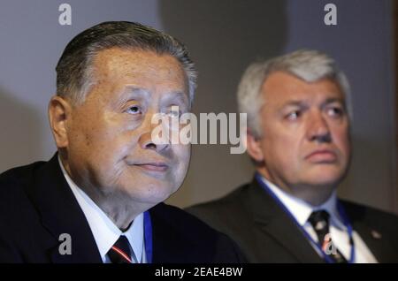 Datei Foto vom 13-05-2009 von Japans Yoshiro Mori und Claude Atcher, während sie mit den Medien während der Rugby Union World Cup 2015/2019 Ausschreibung Präsentation am Royal College of Physicians of Ireland, in Dublin sprechen. Ausgabedatum: Dienstag, 9. Februar 2021. Stockfoto