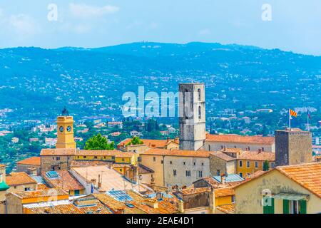 Luftaufnahme von Grasse dominiert von der Kathedrale und Rathaus, frankreich Stockfoto