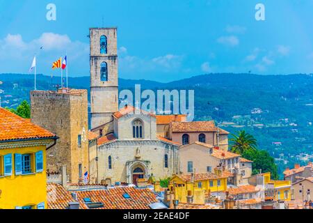 Luftaufnahme von Grasse dominiert von der Kathedrale und Rathaus, frankreich Stockfoto