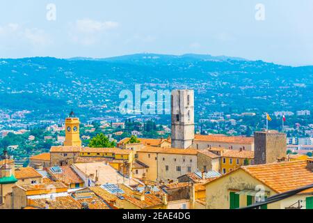 Luftaufnahme von Grasse dominiert von der Kathedrale und Rathaus, frankreich Stockfoto