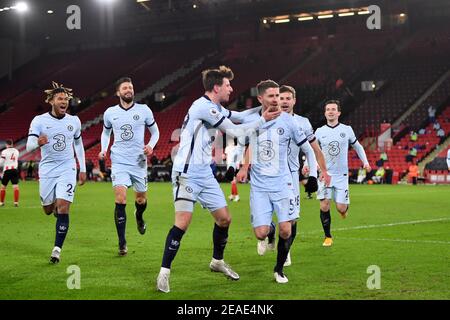 Sheffield, Großbritannien, 07th. Februar 2021. Chelseas Jorginho feiert das zweite Tor seines Spieles. Kredit: Anthony Devlin/Alamy Live Nachrichten Stockfoto