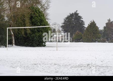 Fußballplatz im Priory Park in Southend on Sea, Essex, Großbritannien, mit Schneedecke von Storm Darcy. Leer bei COVID 19-Sperre. Schlechtes Wetter Stockfoto