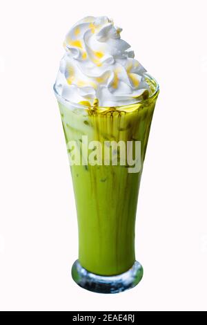Iced Matcha grüner Tee mit Wischcreme in hohen Glas isoliert auf weißem Hintergrund. Stockfoto