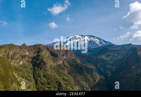 Luftaufnahme eines höchsten afrikanischen Kontinents Gipfel - Kilimanjaro Uhuru Peak 5895m Vulkan mit Schnee bedeckt. Drohne aus Sicht fliegt auf cca 3600 hoch Stockfoto