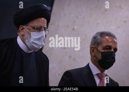 Bagdad, Irak. Februar 2021, 09th. Faiq Zidan (R), Präsident des irakischen Obersten Justizrats, empfängt Ebrahim Raisi, den Obersten Richter des Iran, vor ihrer Sitzung am sitz des rates in Bagdad. Raisi und sein Amtskollege unterzeichneten Memorandums of Understanding, um die justizielle und rechtliche Zusammenarbeit zwischen Irak und Iran zu fördern. Bei seiner Ankunft besuchte Raisi den Standort in der Nähe des internationalen Flughafens von Bagdad, wo Qasem Soleimani, Kommandant der Quds-Streitkräfte der IRGC, am 03. Januar 2020 bei einem US-Drohnenangriff getötet wurde. Quelle: Ameer Al Mohammedaw/dpa/Alamy Live News Stockfoto