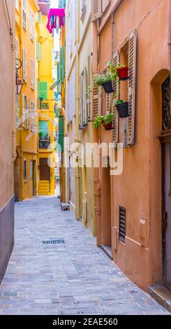 Eine schmale Straße im Zentrum von Monaco Stockfoto