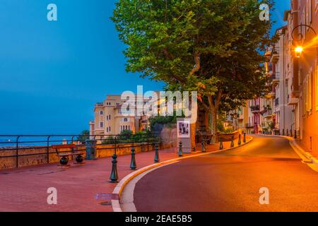 Nachtansicht einer engen Straße im Zentrum von Monaco Stockfoto