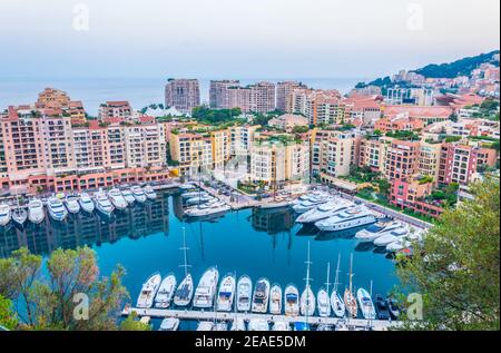 Port de Fontvieille in Monaco bei Sonnenuntergang Stockfoto
