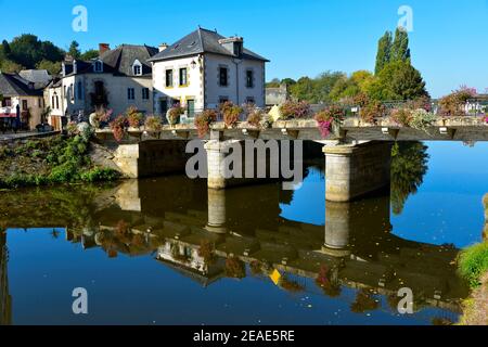 Fluss Oust, Teil des Kanals Nantes bei Brest, und geblümte Brücke bei Josselin in Frankreich Stockfoto