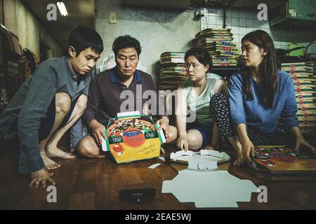 PARASIT (2019) CHOI WOO-SIK SONG KANG-HO JANG HYE-JIN PARK SO-DAM BONG JOON HO (DIR) NEON/MOVIESTORE KOLLEKTION LTD Stockfoto