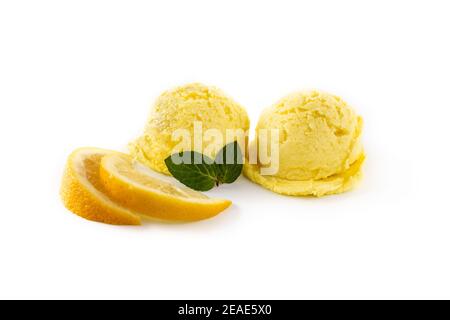 Zitroneneis Schaufel mit Minzblättern isoliert auf dekoriert Weißer Hintergrund Stockfoto