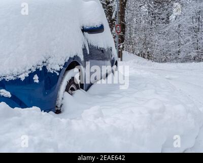 Das Auto steckt auf einer Straße fest Stockfoto