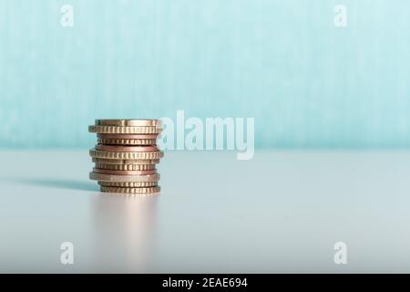 Goldmünzen Bargeld in Haufen auf weißem Hintergrund Stockfoto
