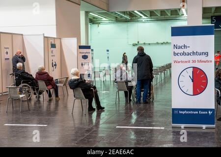 Start im Impfzentrum für Corona-Impfungen, in einer Halle der Messe Essen, für Menschen über 80 Jahre, die nicht in Pflegeheimen leben, F Stockfoto