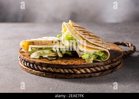 Gesunde hausgemachte Tortilla Wrap mit frisch zubereitetem grünen Caesar Salat Stockfoto