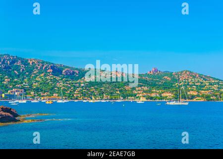 Agay Bucht unter dem Esterel Massiv in Frankreich Stockfoto