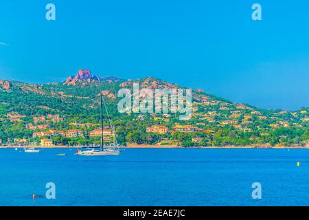 Agay Bucht unter dem Esterel Massiv in Frankreich Stockfoto