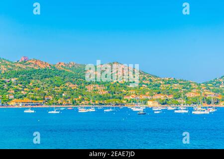 Agay Bucht unter dem Esterel Massiv in Frankreich Stockfoto