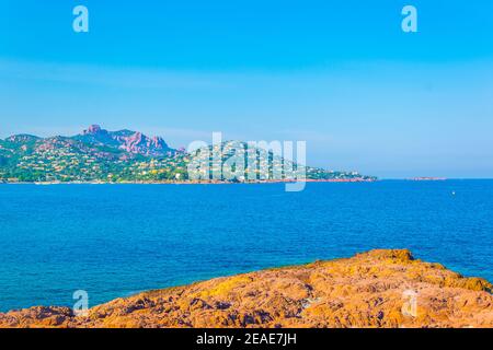 Agay Bucht unter dem Esterel Massiv in Frankreich Stockfoto