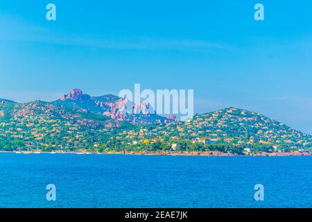 Agay Bucht unter dem Esterel Massiv in Frankreich Stockfoto