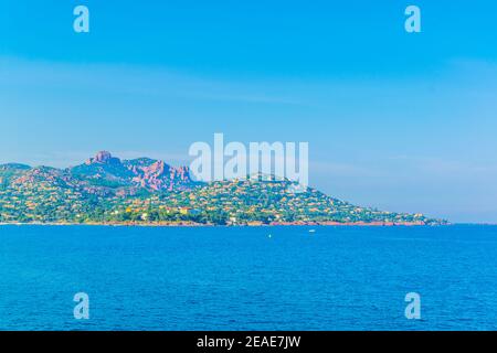 Agay Bucht unter dem Esterel Massiv in Frankreich Stockfoto