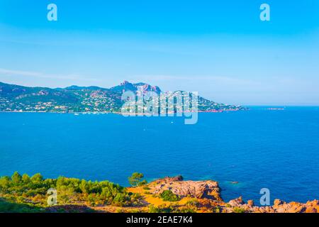 Agay Bucht unter dem Esterel Massiv in Frankreich Stockfoto