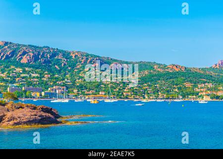 Agay Bucht unter dem Esterel Massiv in Frankreich Stockfoto